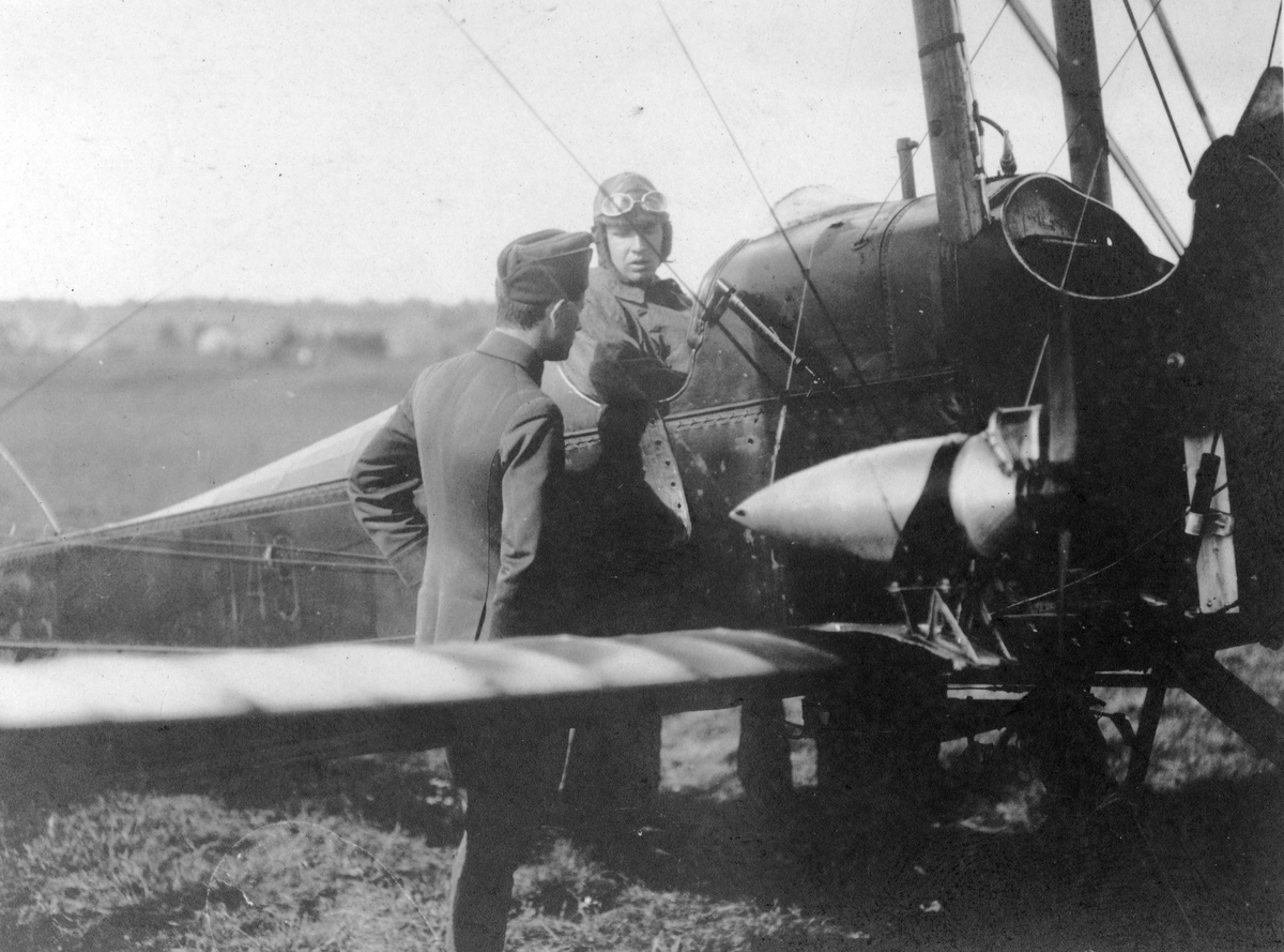 Øvelse for vernepliktige i den søndenfjeldske flyveavdeling sommeren 1923. Et britisk toseters trenings- og rekognoseringsfly av typen BE 2E.