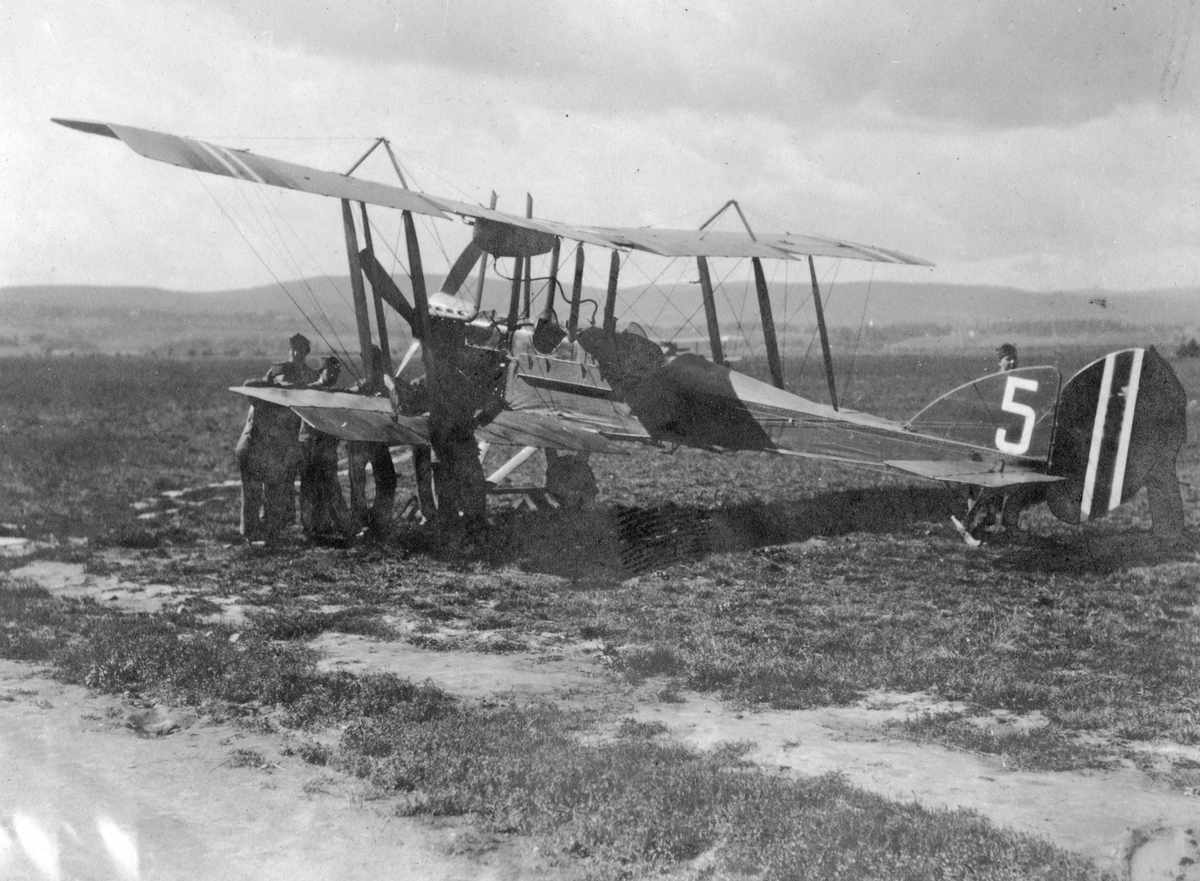 Øvelse for vernepliktige i den søndenfjeldske flyveavdeling sommeren 1923. Et britisk toseters trenings- og rekognoseringsfly av typen BE 2E.
