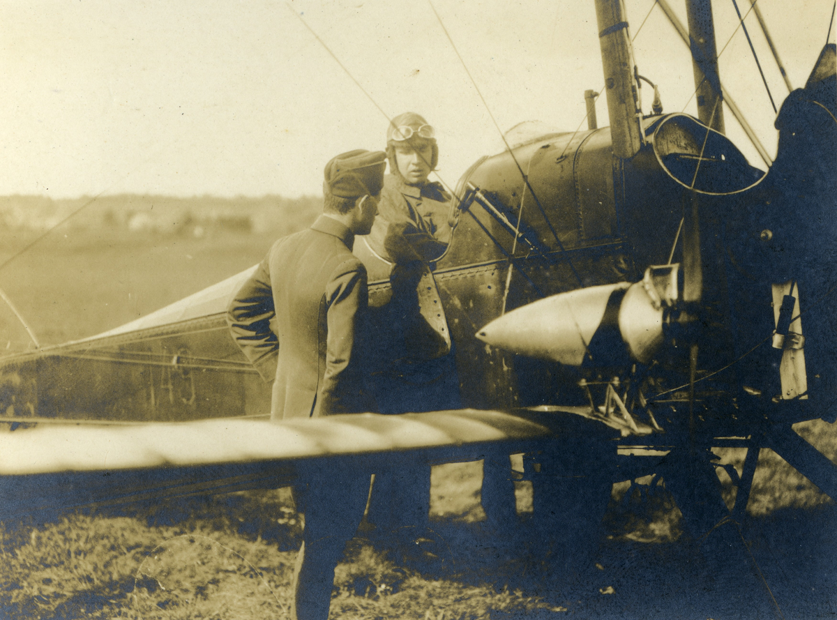 Øvelse for vernepliktige i den søndenfjeldske flyveavdeling sommeren 1923. Et britisk toseters trenings- og rekognoseringsfly av typen BE 2E.