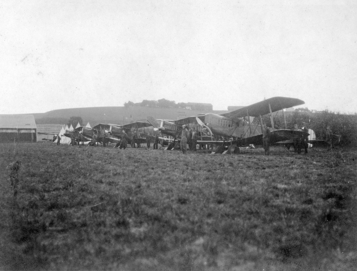 Øvelse for vernepliktige i den søndenfjeldske flyveavdeling sommeren 1923. Et britisk toseters kamp- og rekognoseringsfly av typen Bristol Fighter. Hæren brukte flyene i tiden 1921 - 1933.