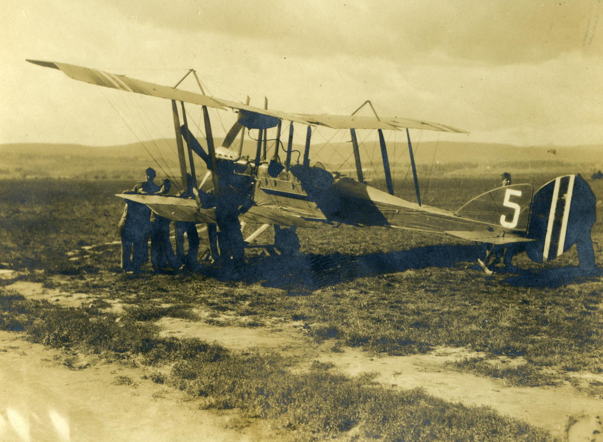 Øvelse for vernepliktige i den søndenfjeldske flyveavdeling sommeren 1923. Et britisk toseters trenings- og rekognoseringsfly av typen BE 2E.