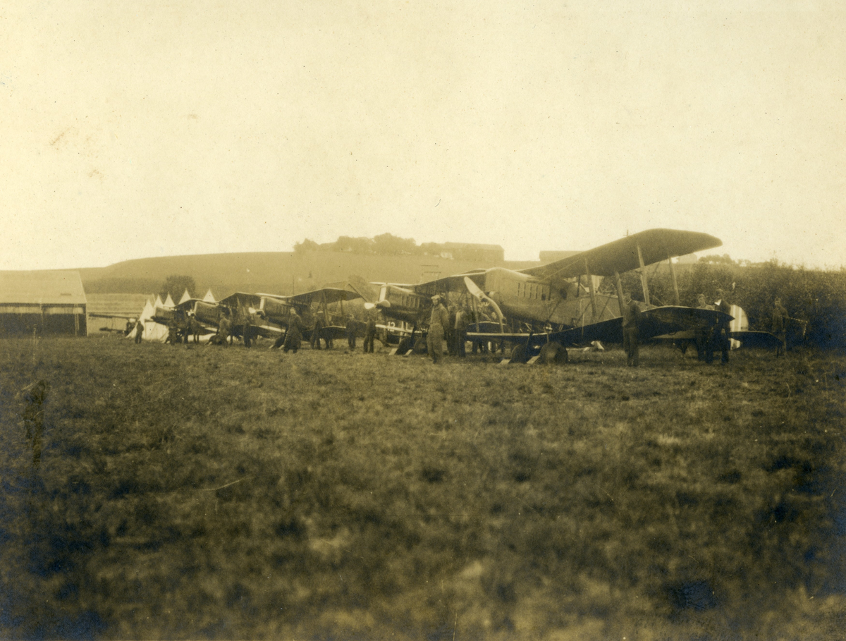 Øvelse for vernepliktige i den søndenfjeldske flyveavdeling sommeren 1923. Et britisk toseters kamp- og rekognoseringsfly av typen Bristol Fighter. Hæren brukte flyene i tiden 1921 - 1933.