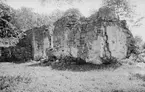 Hägerstad ödekyrka var i allra högsta grad övergiven när personal från Östergötlands museum besökte platsen för en myndighetskontroll 1930. Som synes fann man då ruinen i ett höggradigt förfall. Framstötar skulle dessbättre leda till att kyrkobyggnaden från 1936 sattes under restaurering. När arbetet slutfördes 1939 var kyrkans väggar resta och byggnaden var åter under tak. Här en vy mot den medeltida byggnadens norra fasad. Till vänster ses resterna av sakristian som tillkom under 1600-talet.