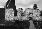 Från en tidig undersökning genom Östergötlands museums försorg. Det fotografiska handlaget var väl ännu inte intrimmat men vi får ändå en uppfattning om hur ruinen av Åtvids gamla kyrka tog sig ut 1925. Som synes var kyrkobyggnaden lagd i ruin. Förfallet var naturligt efter att församlingen från 1885 hade en ny och kostnadskrävande kyrka att förvalta. Som bekant för många kom ruinen vidare att återställas och fungerar sedan slutet av 1950-talet åter som gudstjänstlokal.