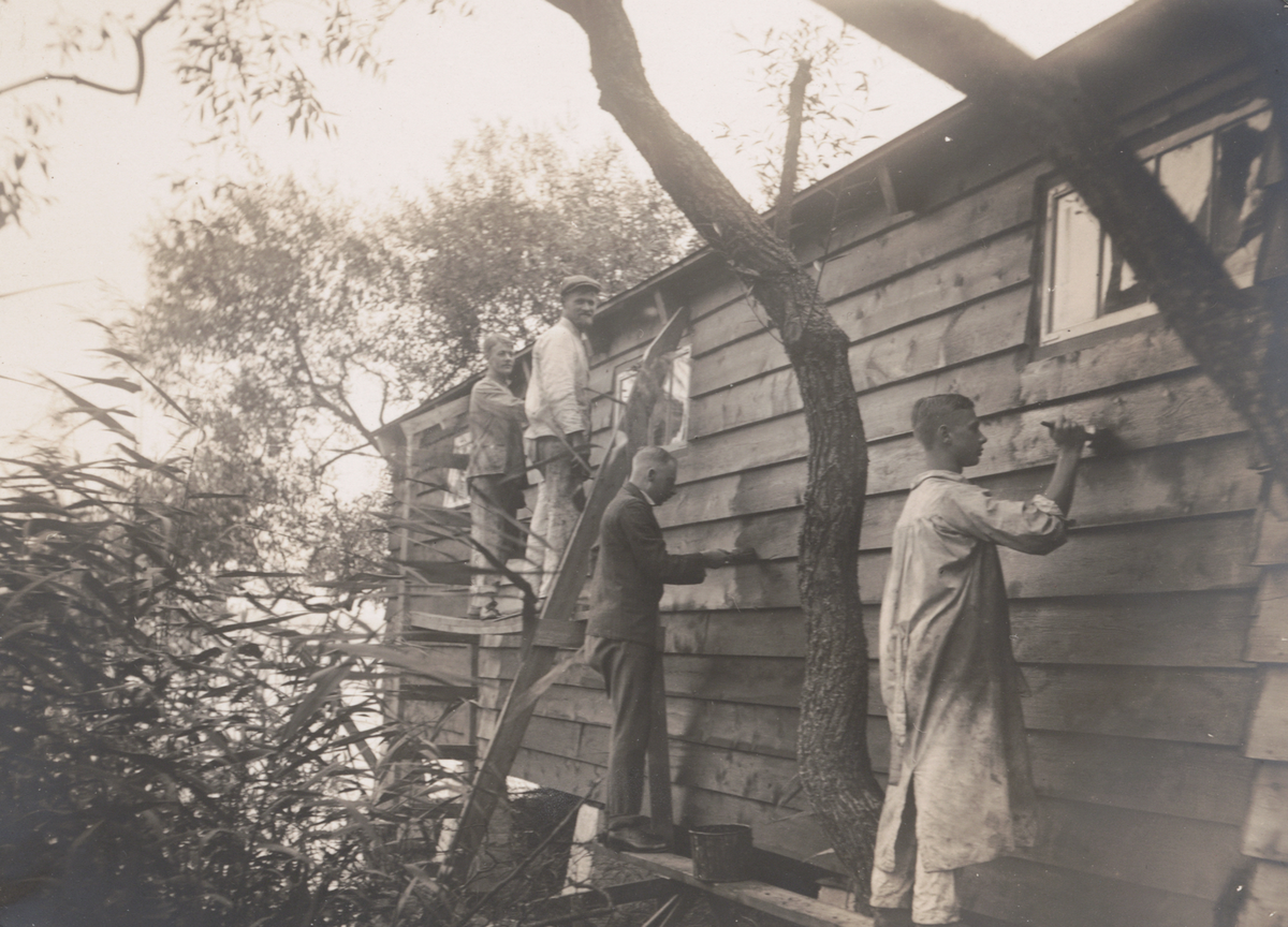 FKI-medlemmar, bl a Erik Arlon och Erik "Boa" Boström, målar föreningens nya klubbhus på Måsholmen.