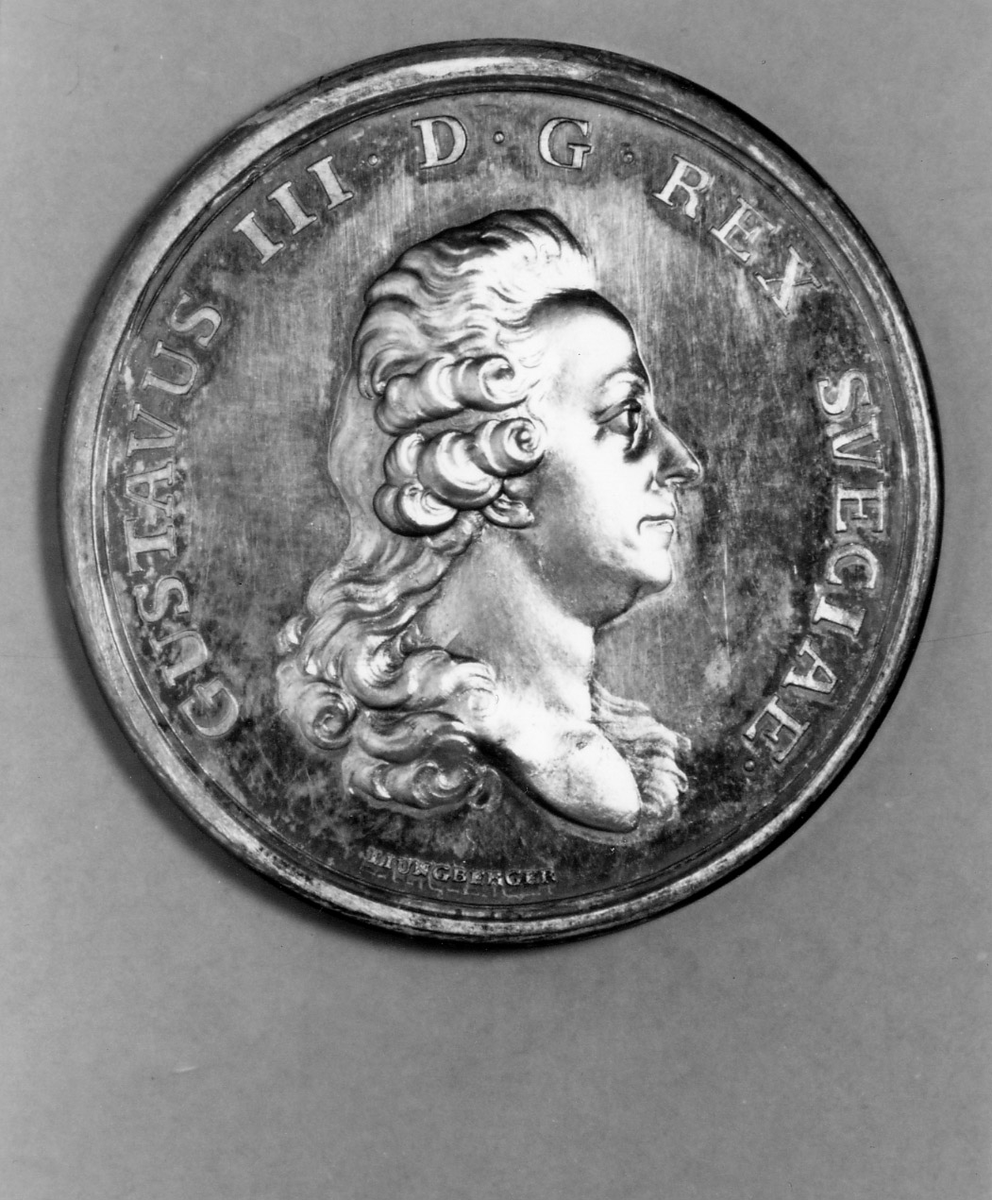 Åtsida: Porträtt av Gustav III.
Frånsida: Hav med isberg, valar och ett skepp med svensk örlogsflagg.