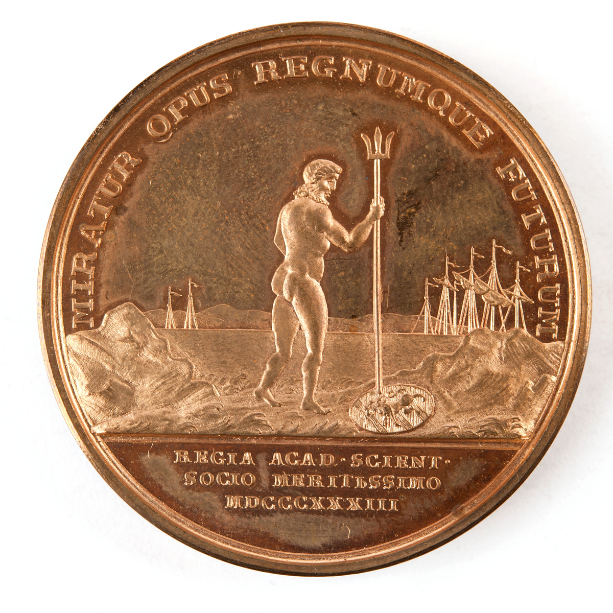 Åtsida: "B:B: VON PLATEN COMES R: NORV: GUBERN".  Huvudet, vänster sida, med veck kring halsen. Nederst M. FRUMERIE
Frånsida: "MIRATUR OPUS REGNUMQUE FUTURUM". Neptunus gående på stranden av en sjö, med treudden stödd på Göta rikes vapensköld, betraktar masttopparna på fartygen i Göta Kanal. I avskärningen: REGIA ACAD: SIENCT: SOCO MERITISSIMO MDCCCXXXIII