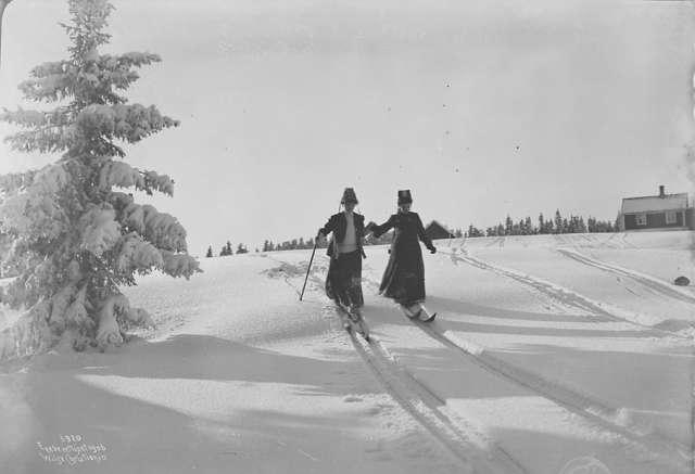 Prot: Vinter Skiløpere sammen utfor bakke 19/2 1906