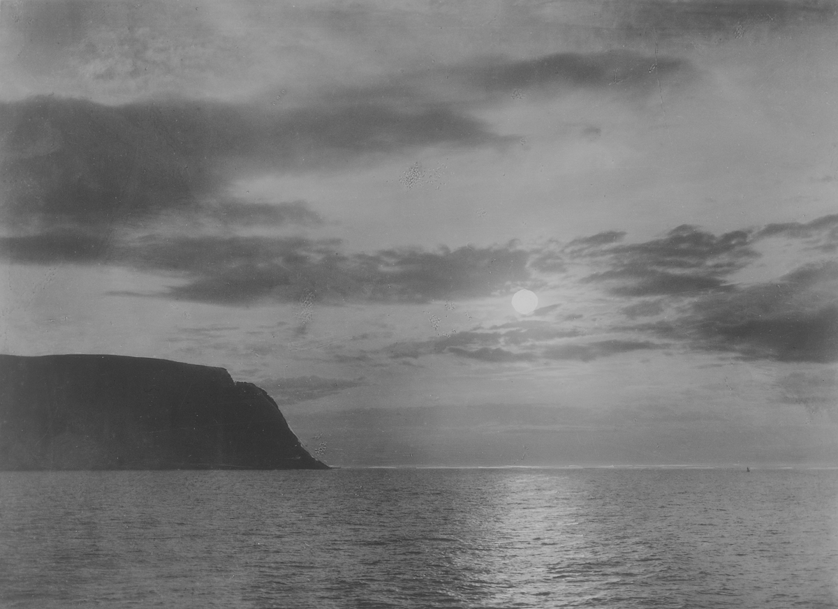 Prot: Nordkapp - Midnatsol fra havet 28/7 1906