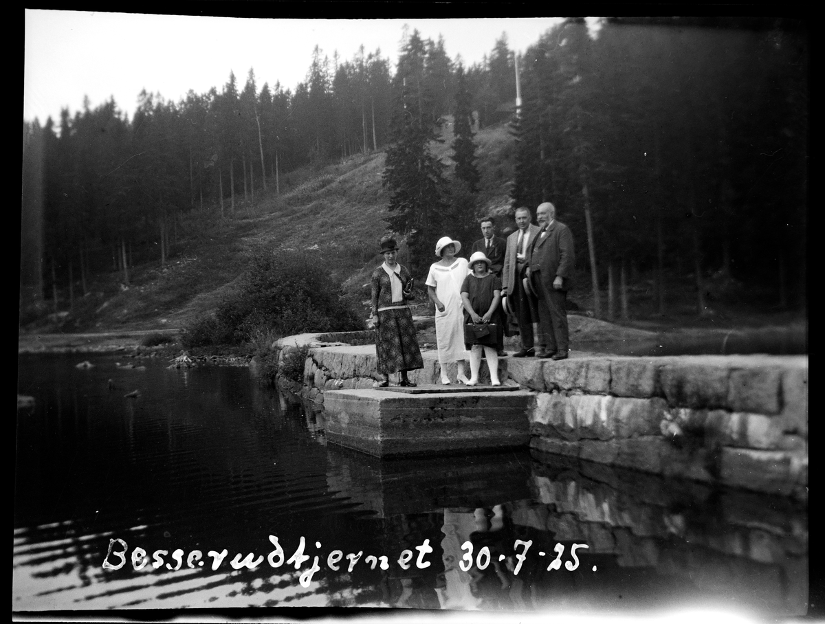 Personer ved Besserudtjernet ved Holmenkollen