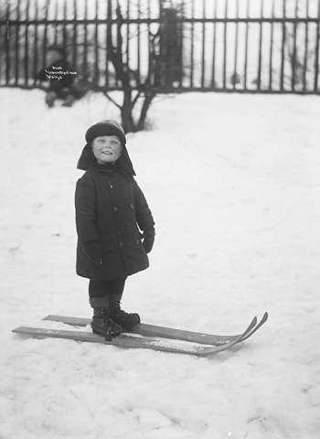 Prot: En kjek liten Skiløper paa ski 1908