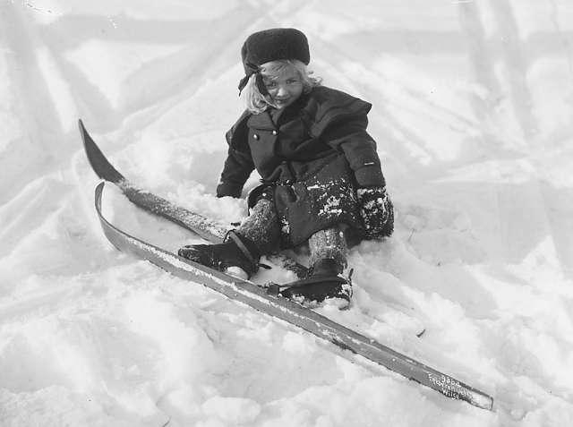 Prot: Liten Pike på Ski liggende ned Cicilie Wedel Jarlsberg, 18/2 1909