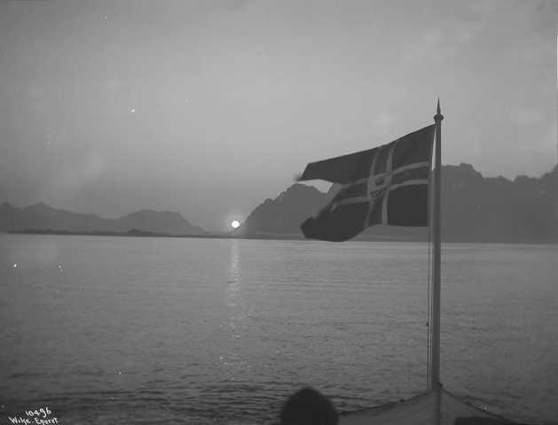 Prot: Midnatsol over Lofoten med Flagget 1909