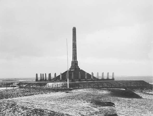 Prot: Haugesunds Havn Haraldstøtten  24/2-3/3
Konv: Harald Haarfagers Bouta
Obelisken er i granitt, 17 m. høy, 29 mindre støtter er plassert omkring.