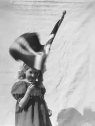 Prot: 17de Mai Pike med Flag (Aase Hjelm Larsen)