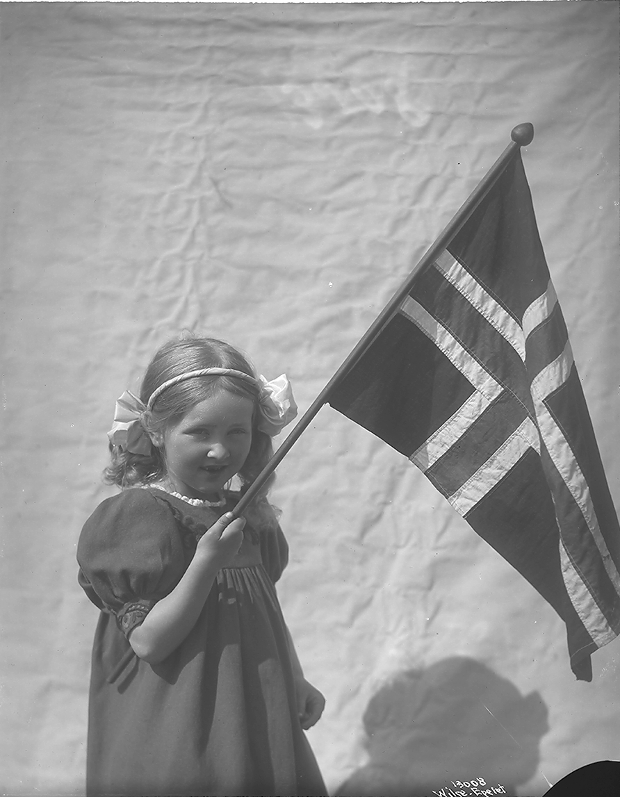 Prot: 17de Mai Pike med Flag (Aase Hjelm Larsen)