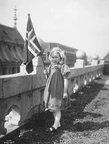 Prot: 17de Mai Pike med Flag (Aase Hjelm Larsen)