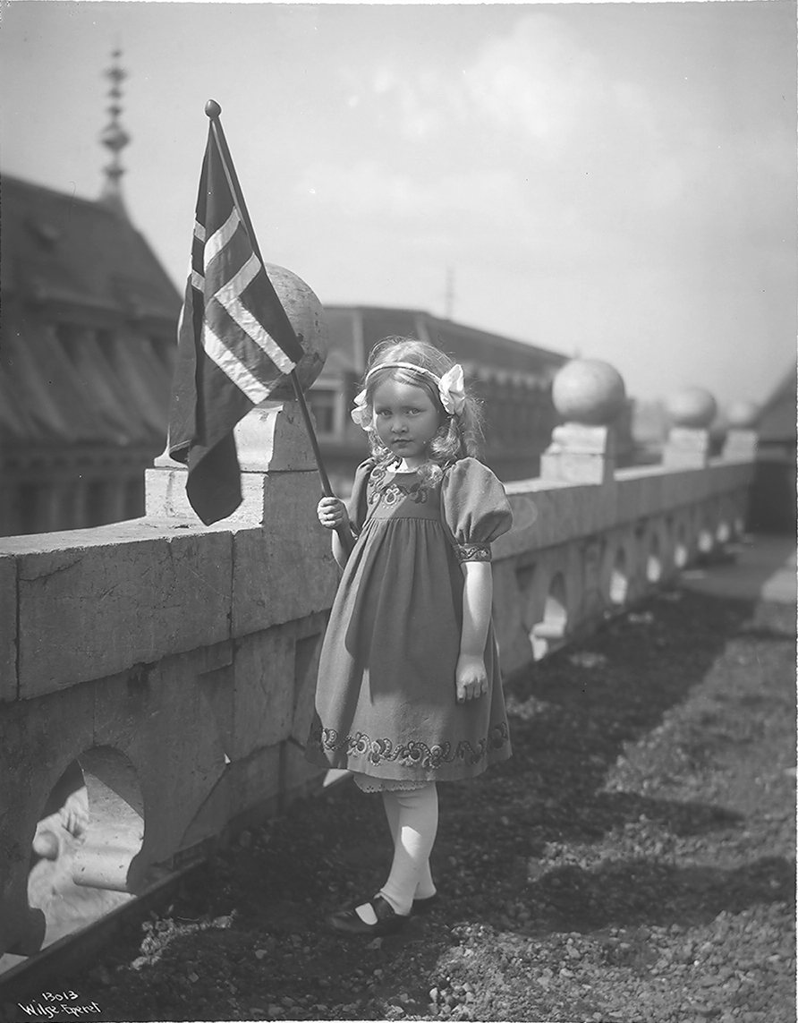 Prot: 17de Mai Pike med Flag (Aase Hjelm Larsen)