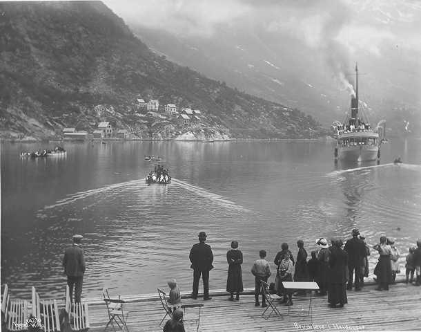 Prot: Bryllup ved Odda -  Brudefølget reiser ud Fjorden
