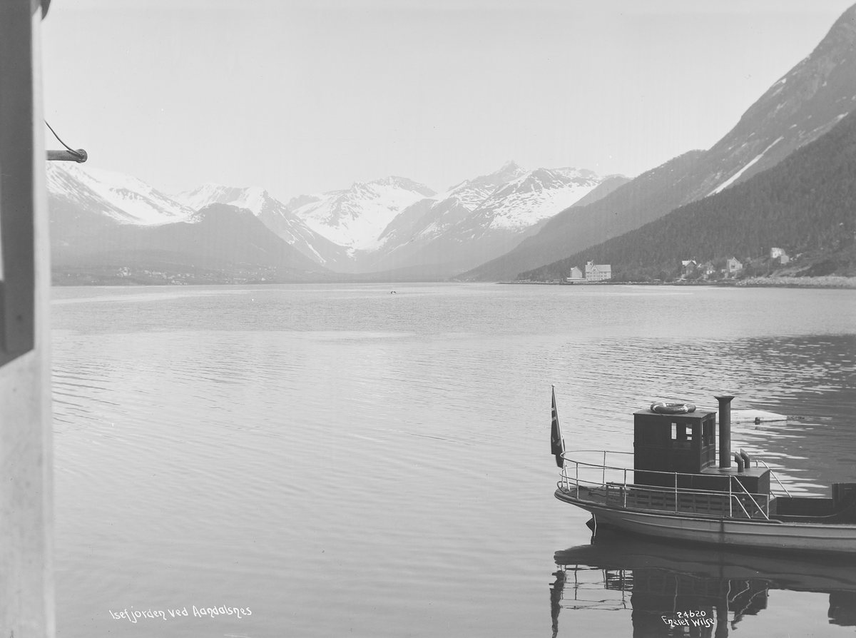 Prot: Aandalsnes - Jernbanestation med Isefjord