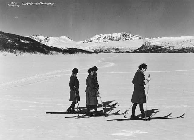 Prot: Troldheimen - Skidamer paa Gjevilvandet