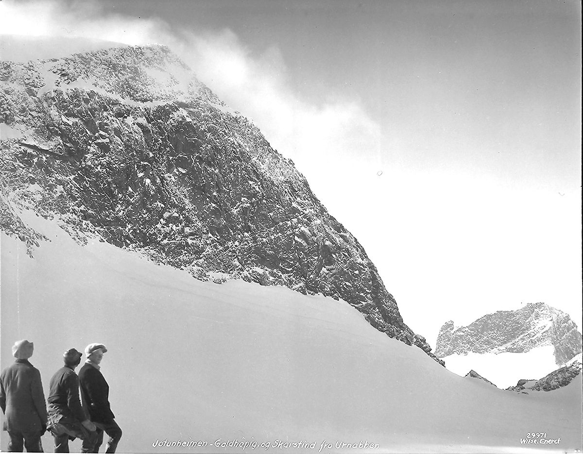 Prot: Jotunheimen Vinter - Galdhøpiggen og Skarstind fra Urnabben