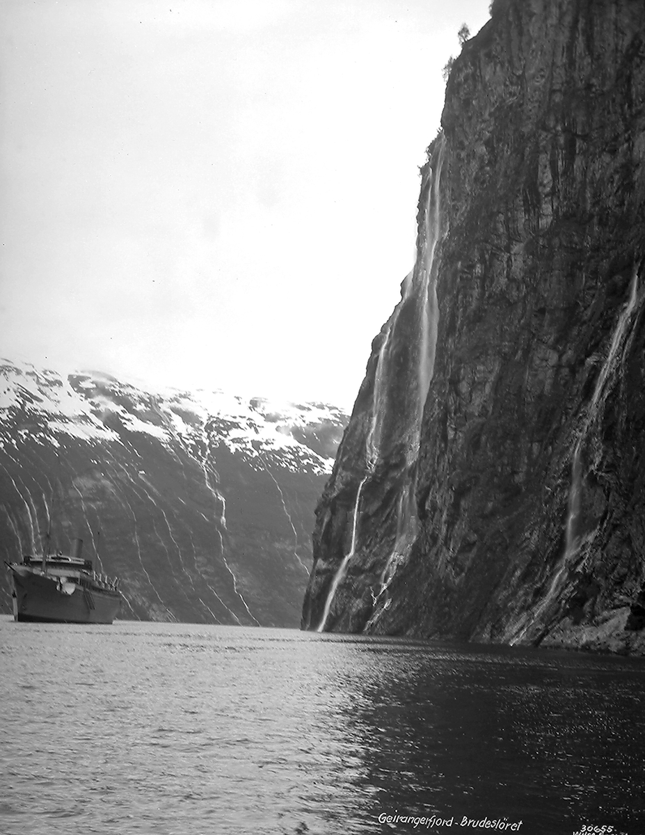 Prot: Stella Polaris i Fjordene, Geirangerfjord med Stella under Brudesløret