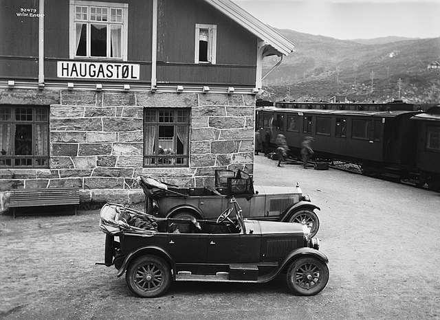 Prot: Bergensbanen, Hallingdal - Haugastøl station, Biler og tog