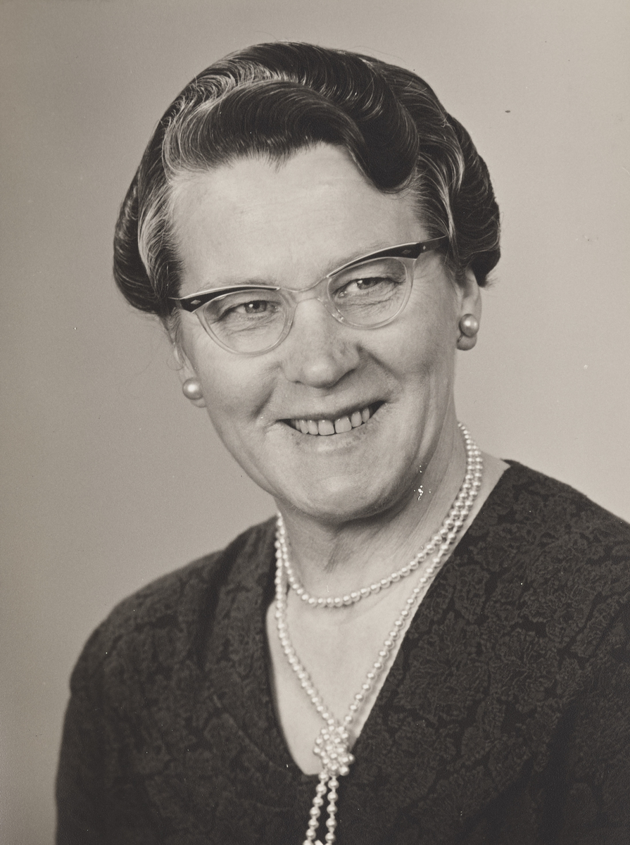 Eldre kvinne med fingerbølger i håret