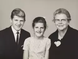 Familieportrett. Bestemor (?) og barnebarn