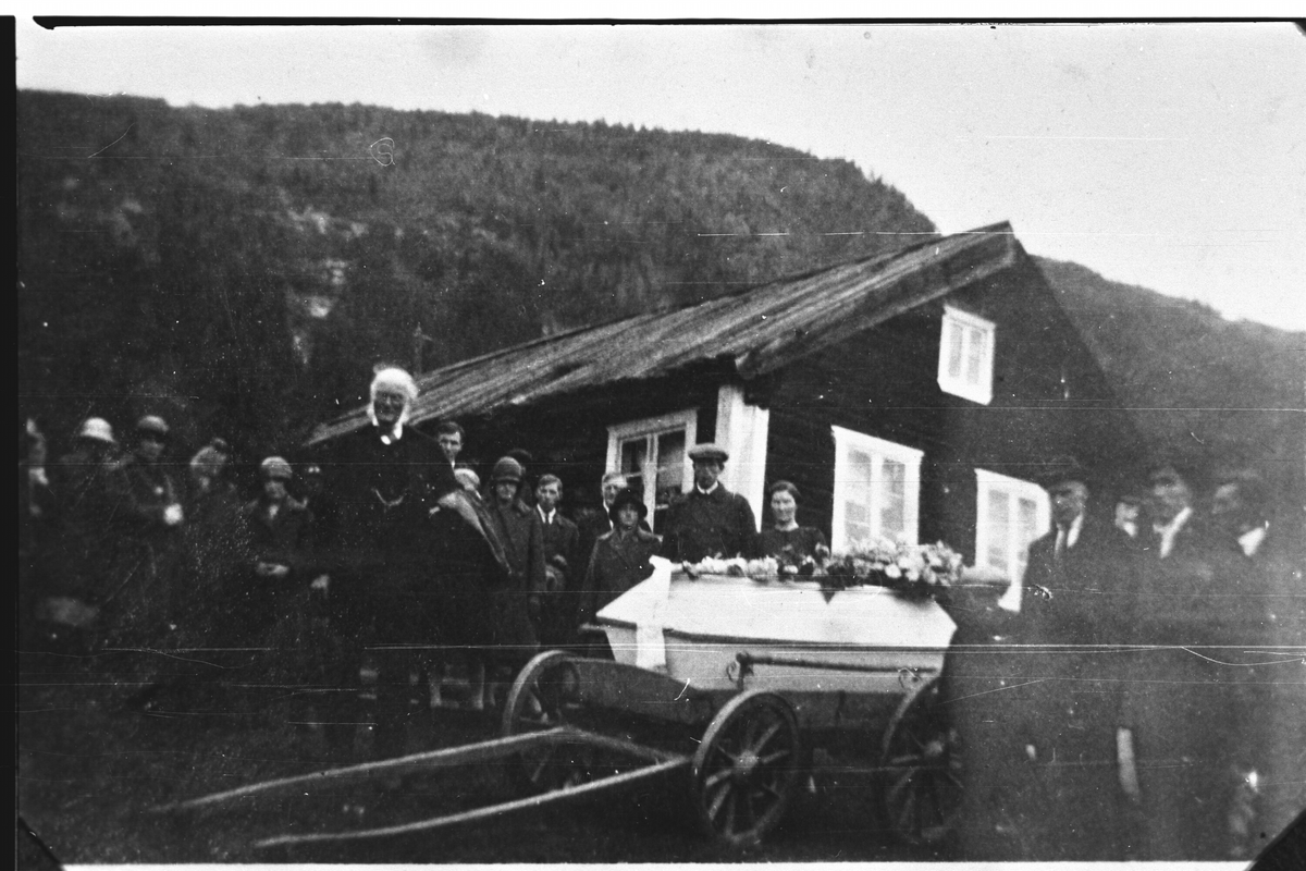 Begravelse før kisten kjøres til kirke.