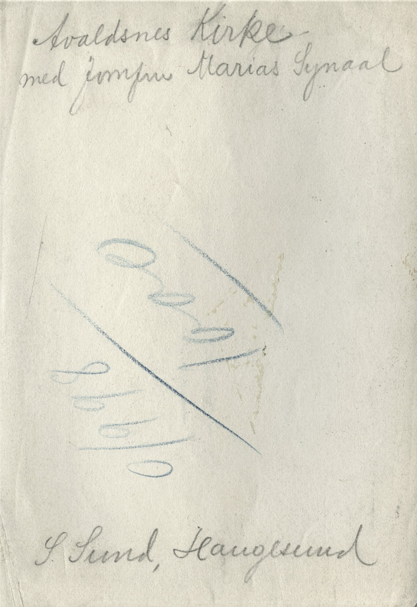 Olavskirka på Avaldsnes sett fra nordvest. Jomfru Marias synål heller mot nordveggen. Bildet er lett retusjert over dører og noen detaljer, samt skyer på himmelen. Klokketårnet fra 1862 viser at bildet tatt før restaureringen av steintårnet, som stod ferdig i 1929.