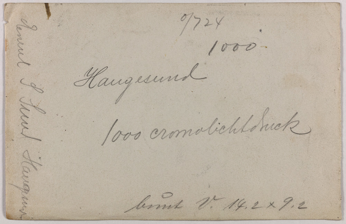 Elise Karoline Knudsen og Thorval Johan Kyviks villa i Strandgata 211, Haugesund. To kvinner står under en telegrafstolpe på hjørnet av huset.