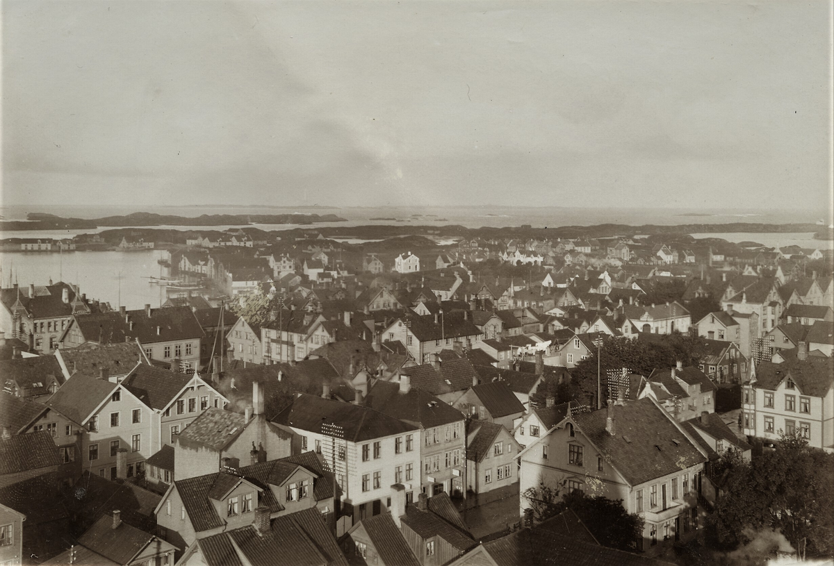 Utsikt over Haugesund fra Vår frelsers kirke. Utenfor ligger Vibrandsøy og Storøy.