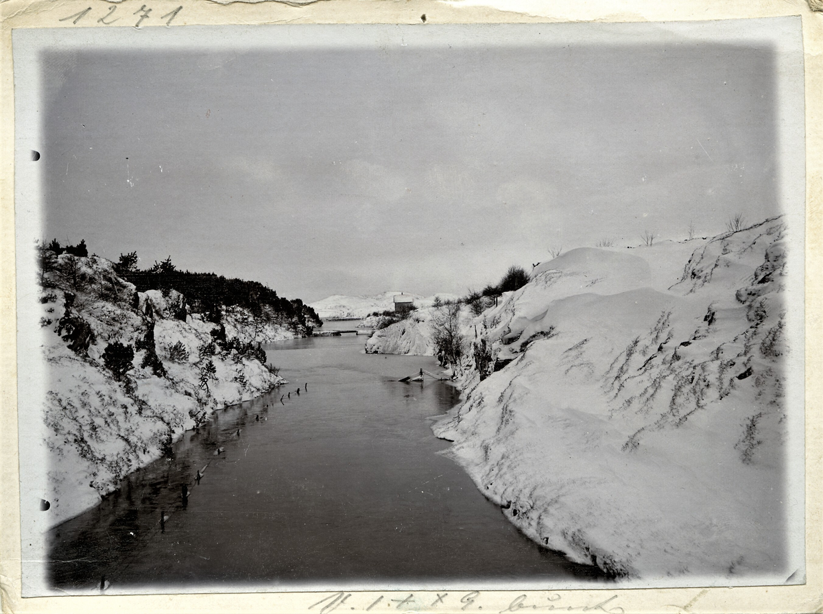 Kvaladalselva en vinterdag. Oppdemmingen litt nede i elva er Seglemsstemmen, bygget av Lars Seglem for å få vann til møllen han drev.