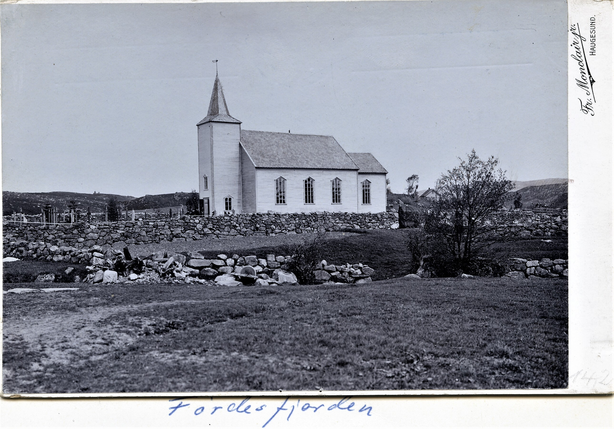 Kabinettkort og postkort med bilde av Førre kirke. Postkortet er en fargelagt versjon av svart-hvitt bildet.