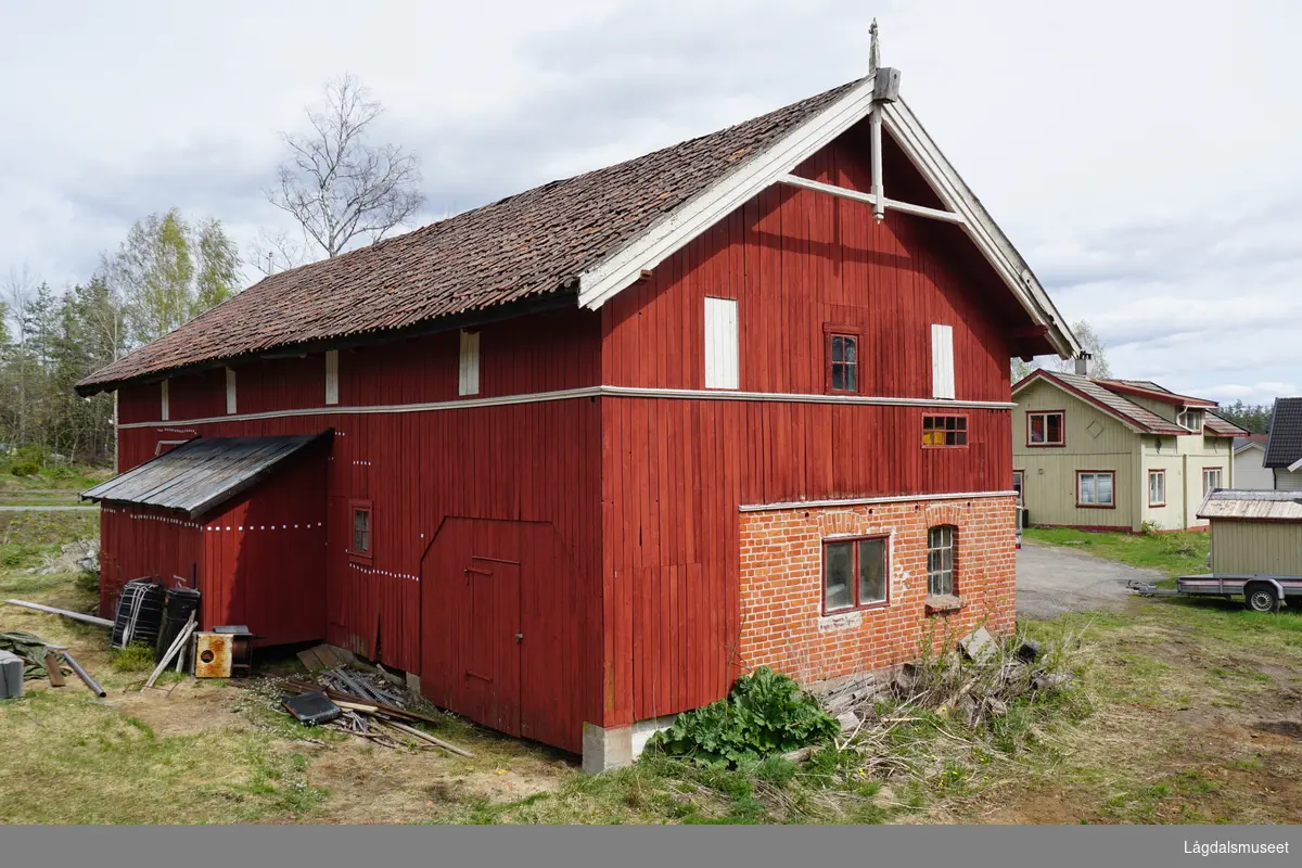 Låve fra gården Østre Sølvbergmyr på Moane på Kongsberg satt opp i 1914. Flyttet til Lågdalsmuseet i 2020 og satt opp igjen 2022-23.