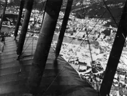 Deler av Bergen sentrum fotografert fra N.3s cockpit sommere