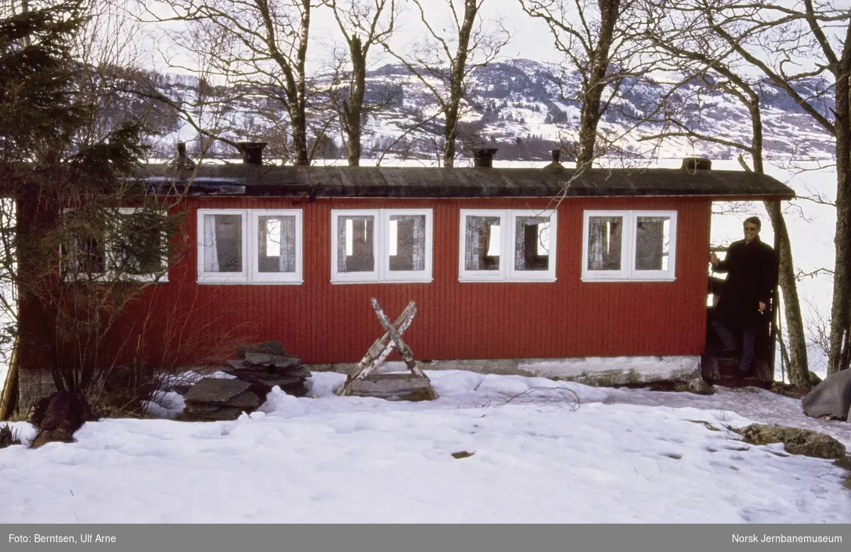 Vognkasse fra en av Nesttun-Osbanens personvogner, som hønsehus ved Kalandseid