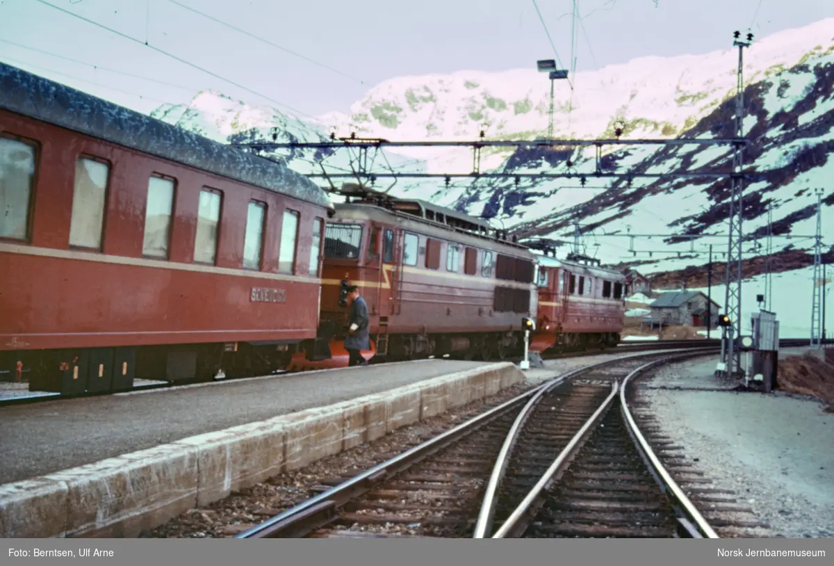 Elektrisk lokomotiv El 11 og El 14 med nattoget fra Oslo Ø til Bergen, tog 605, på Myrdal stasjon