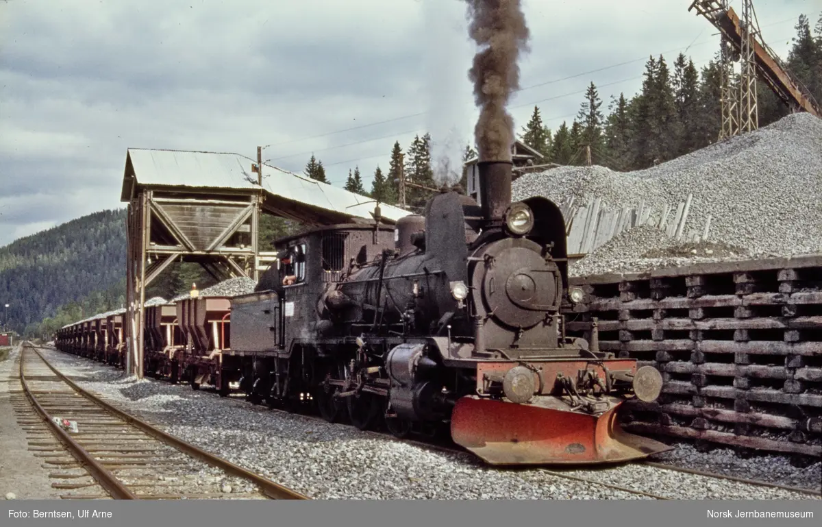 Damplokomotiv type 21e nr. 207 med pukktog på Svene pukkverk, Ramsrud