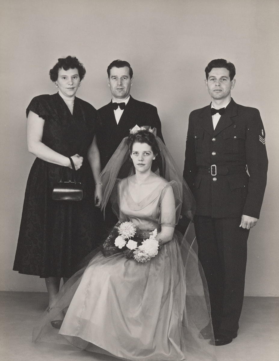 Ti polyfoto av brudepar med forlovere