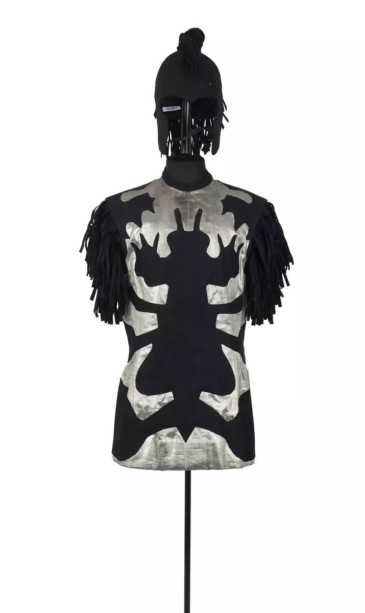 Huvudbonad använd i uppsättningen ”Riter”.