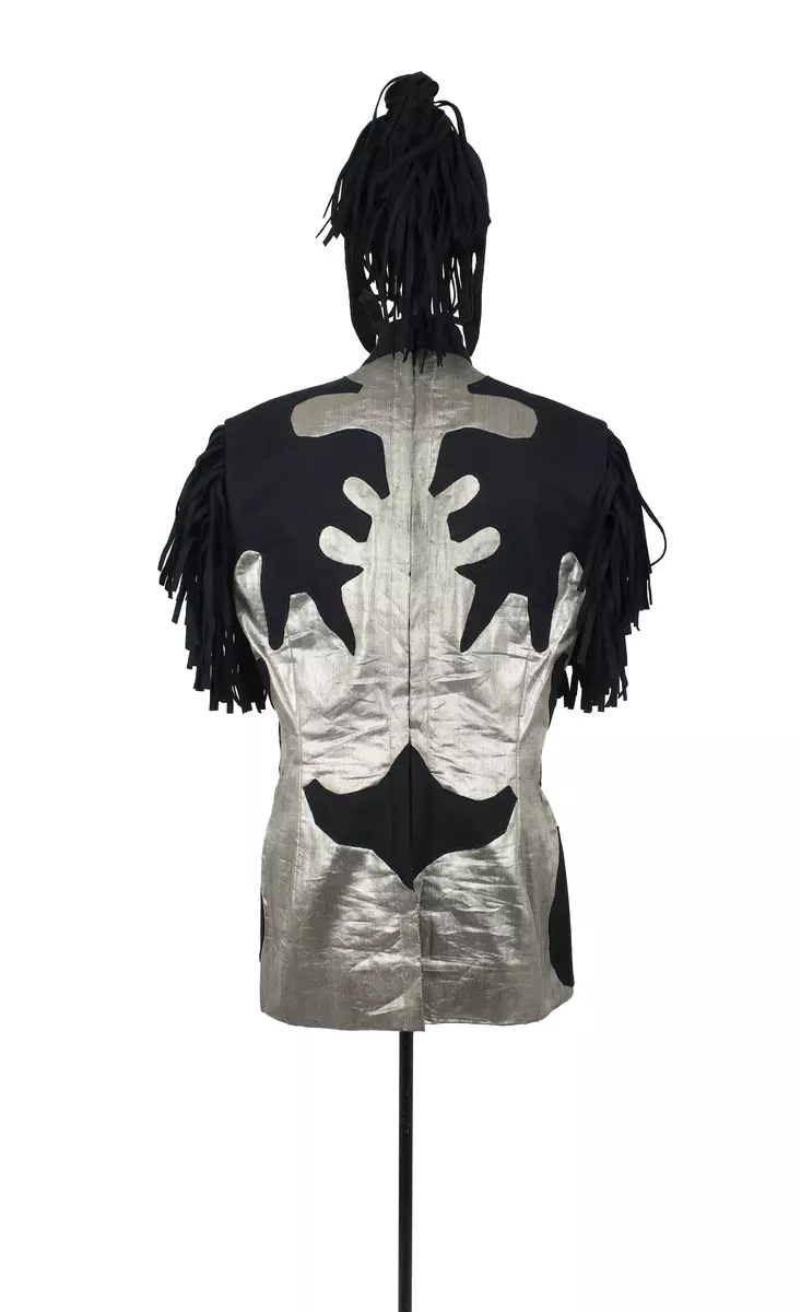 Huvudbonad använd i uppsättningen ”Riter”.