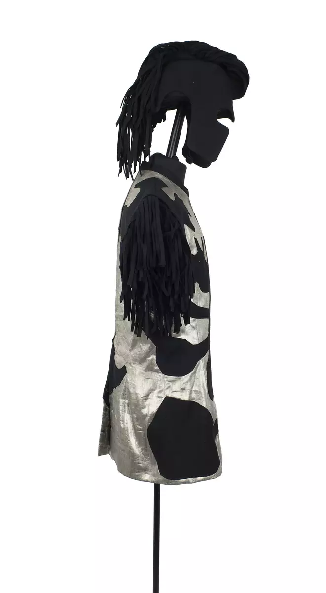 Huvudbonad använd i uppsättningen ”Riter”.