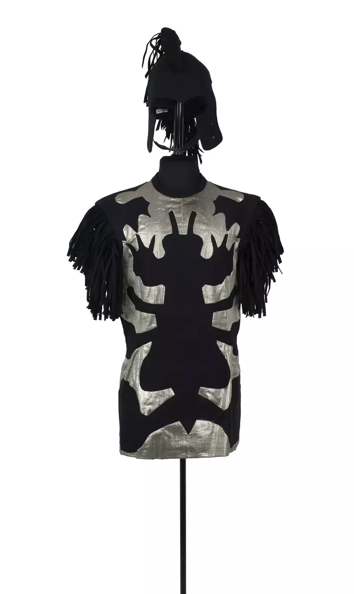 Huvudbonad använd i uppsättningen ”Riter”.