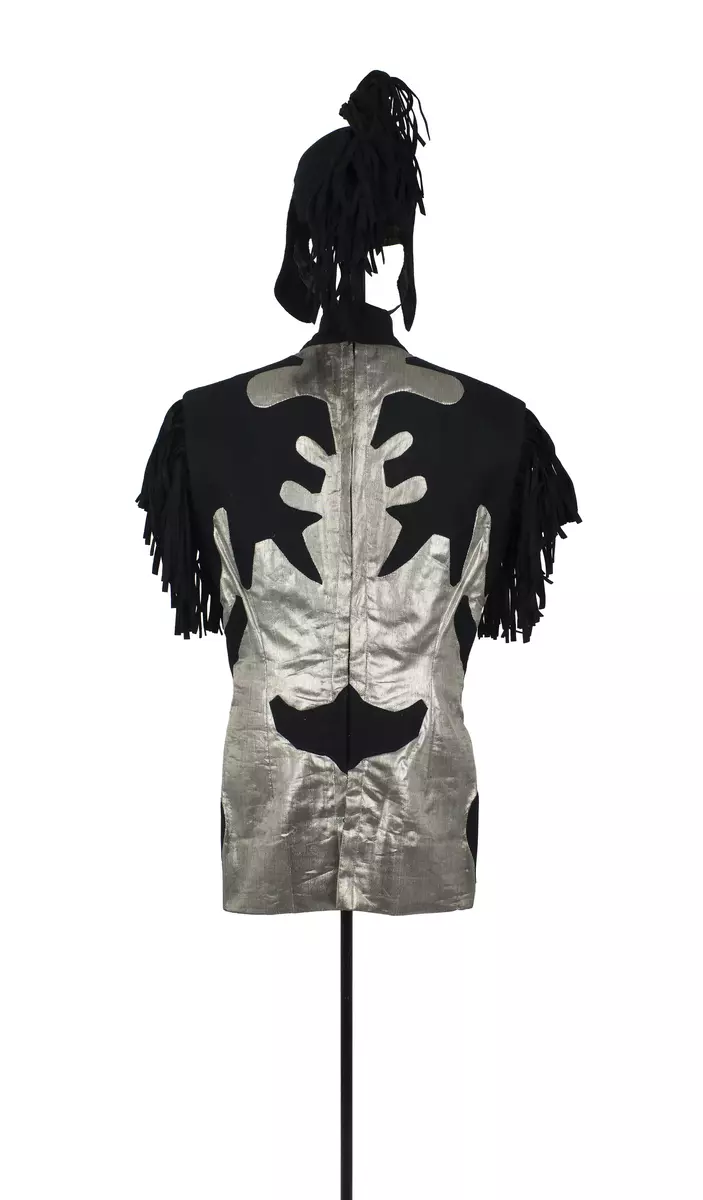 Huvudbonad använd i uppsättningen ”Riter”.