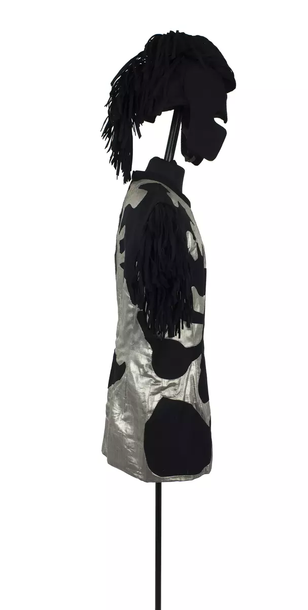 Huvudbonad använd i uppsättningen ”Riter”.