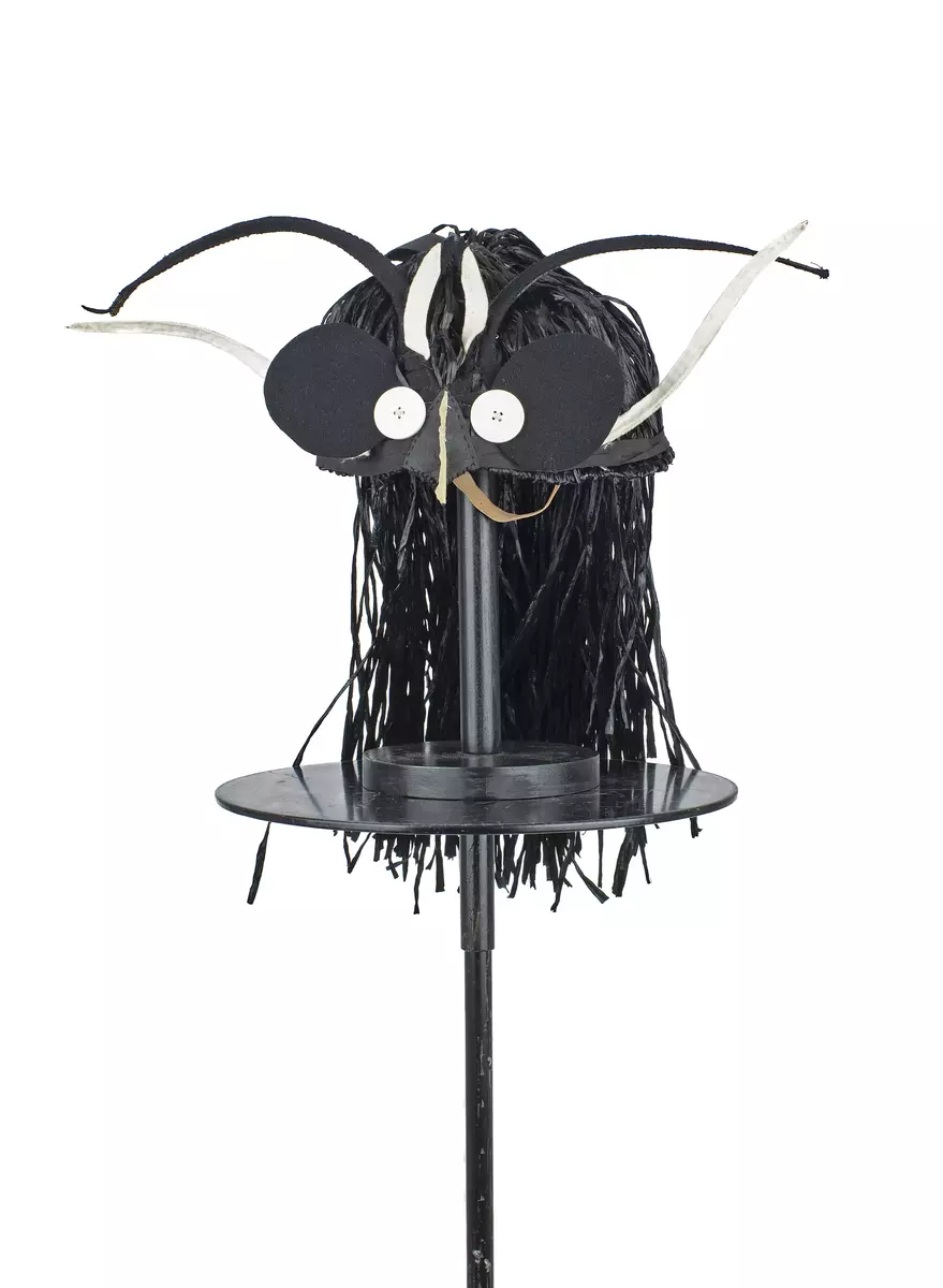 Huvudbonad använd i uppsättningen ”Riter”.