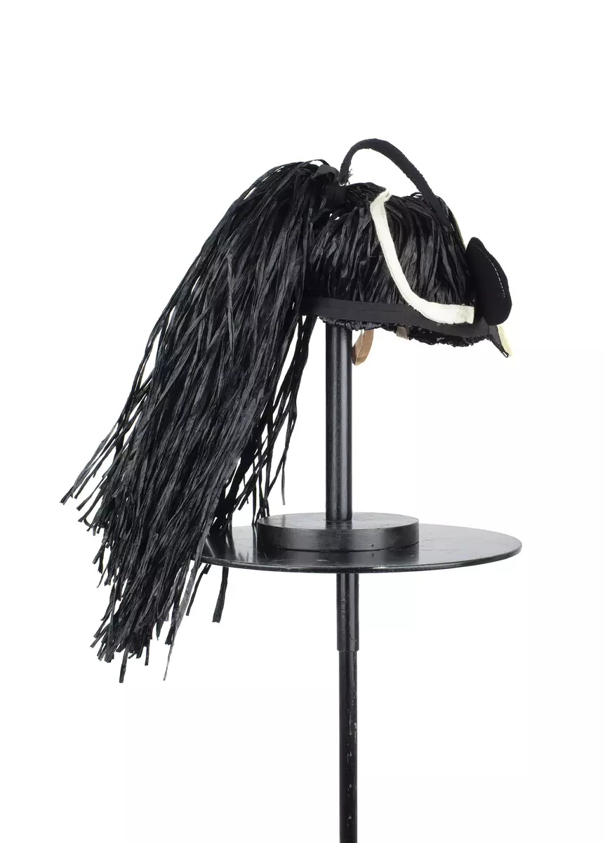 Huvudbonad använd i uppsättningen ”Riter”.